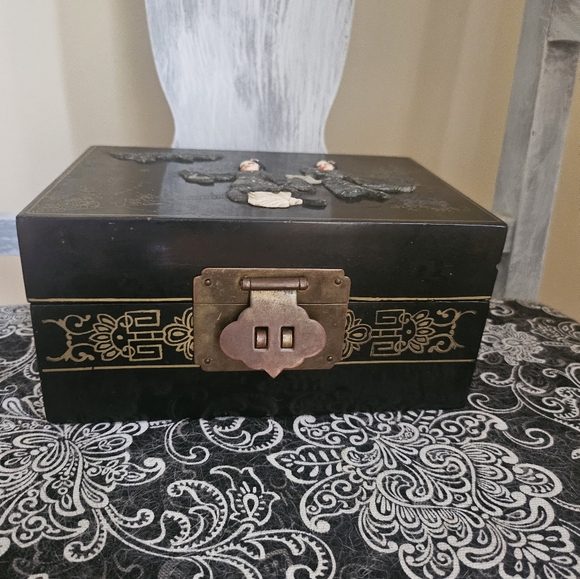 Older Vtg Chinese Lacquer Jewelry Box Hand Painted Carved Mother of Pearl Jade - Picture 4 of 15